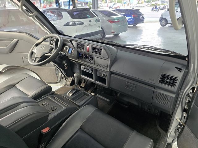 自排 8人坐 僅跑一萬公里  第14張相片