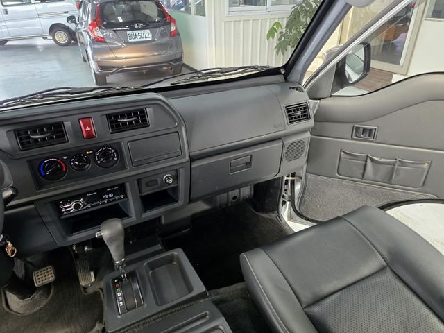 自排 8人坐 僅跑一萬公里  第16張相片