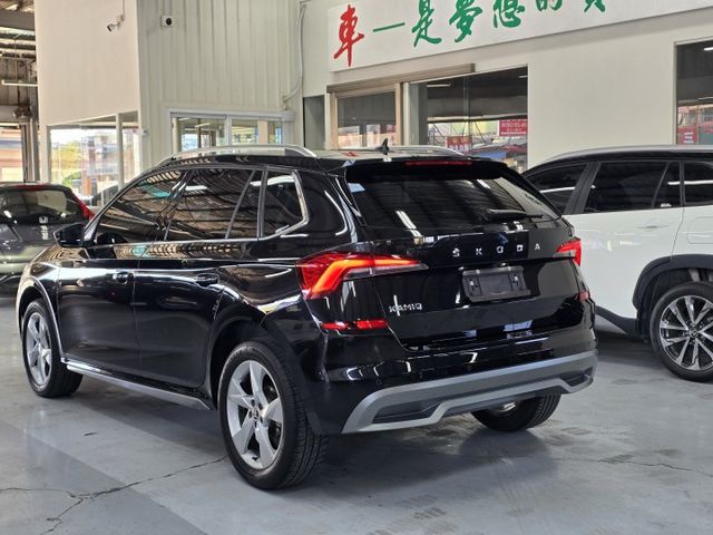 僅跑1萬6公里  ACC主動式跟車/車道置中/電動尾門/盲點/電熱椅/無線充電/免鑰匙摸門  第1張相片