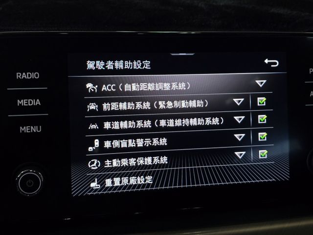 僅跑1萬6公里  ACC主動式跟車/車道置中/電動尾門/盲點/電熱椅/無線充電/免鑰匙摸門  第7張相片