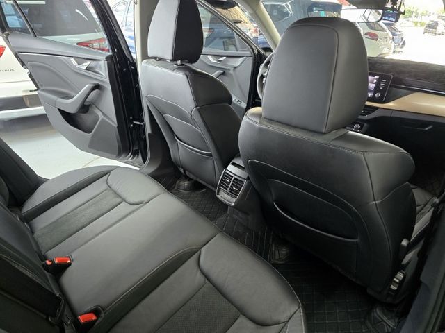 僅跑1萬6公里  ACC主動式跟車/車道置中/電動尾門/盲點/電熱椅/無線充電/免鑰匙摸門  第14張相片