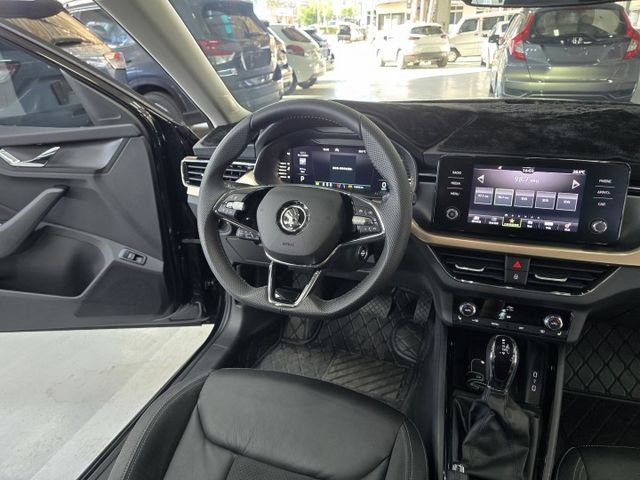 僅跑1萬6公里  ACC主動式跟車/車道置中/電動尾門/盲點/電熱椅/無線充電/免鑰匙摸門  第16張相片