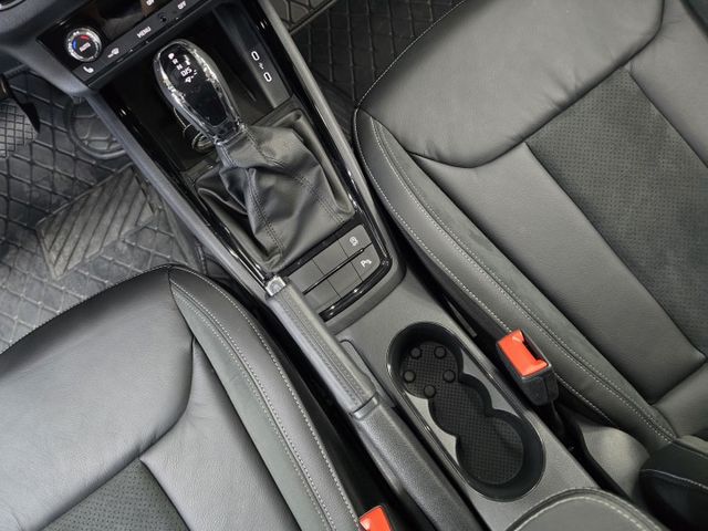 僅跑1萬6公里  ACC主動式跟車/車道置中/電動尾門/盲點/電熱椅/無線充電/免鑰匙摸門  第18張相片