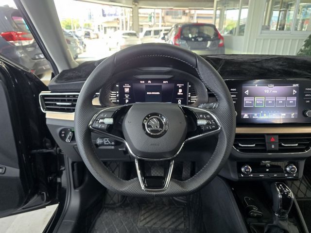 僅跑1萬6公里  ACC主動式跟車/車道置中/電動尾門/盲點/電熱椅/無線充電/免鑰匙摸門  第19張相片