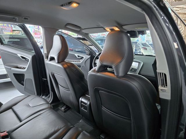 XC60 T5 僅跑7萬多公里 綿綿密密 市場唯一收藏等級  第8張相片