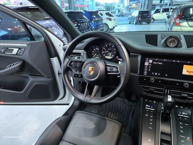 高品質外觀維護  細緻精美的內裝 一手用車 資料齊全 全車原裝鈑件  第13張相片