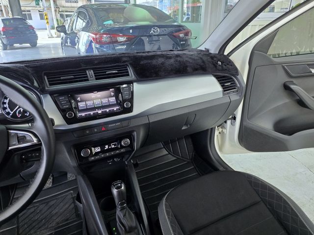 FABIA COMBI旅行版 ACC跟車系統/盲區警示/車前碰撞預警  第15張相片