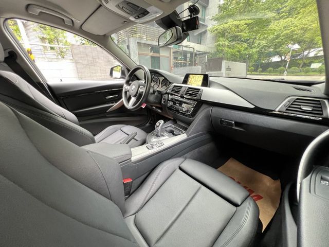 320 Sporline 運動座椅 M方向盤 三顆按鍵 摸門 盲點  第14張相片
