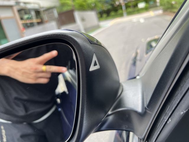 320 Sporline 運動座椅 M方向盤 三顆按鍵 摸門 盲點  第16張相片