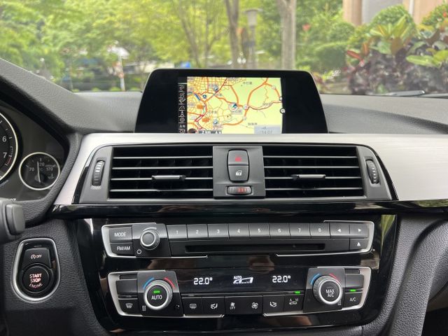 320 Sporline 運動座椅 M方向盤 三顆按鍵 摸門 盲點  第18張相片