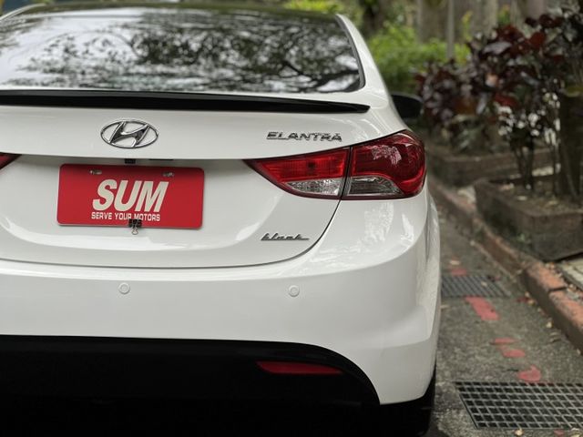 Elantra 1.8 黑潮版 8向電動椅 摸門 免鎖匙 跑少  第4張相片