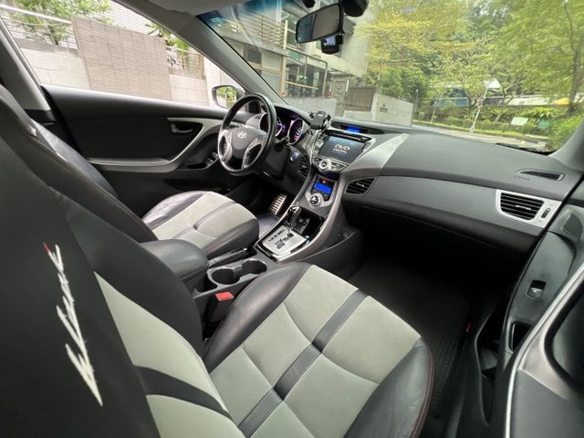 Elantra 1.8 黑潮版 8向電動椅 摸門 免鎖匙 跑少  第13張相片