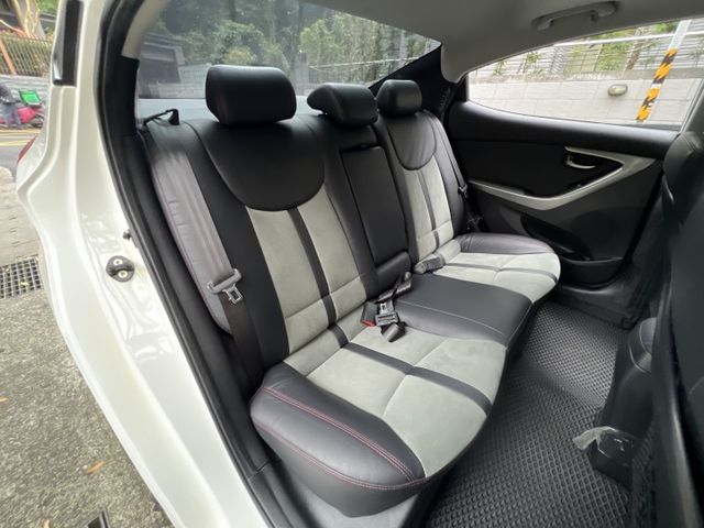 Elantra 1.8 黑潮版 8向電動椅 摸門 免鎖匙 跑少  第15張相片
