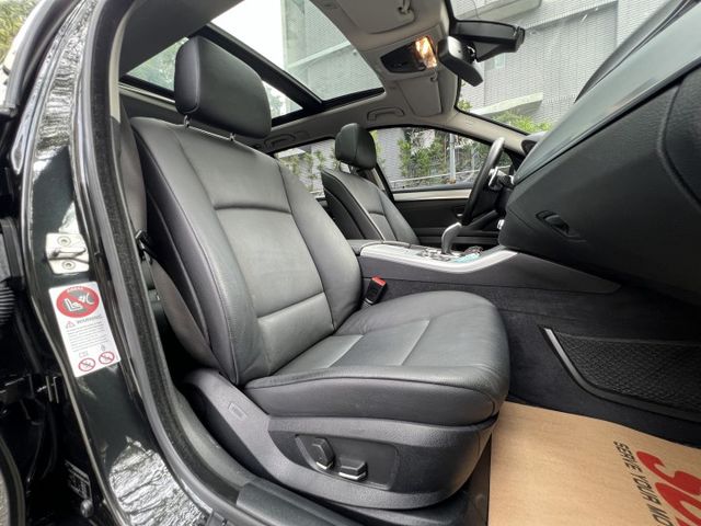 528i 旅行車 頭批3.0 電動以電動方向盤 IKEY  導航快撥  第12張相片