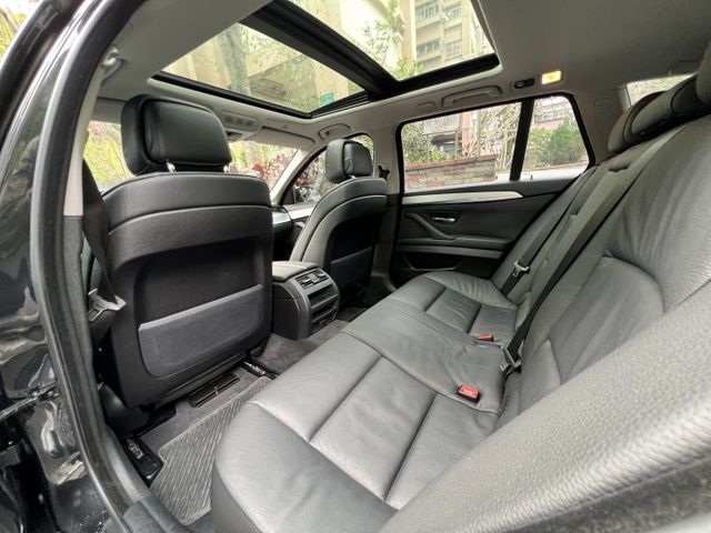 528i 旅行車 頭批3.0 電動以電動方向盤 IKEY  導航快撥  第13張相片