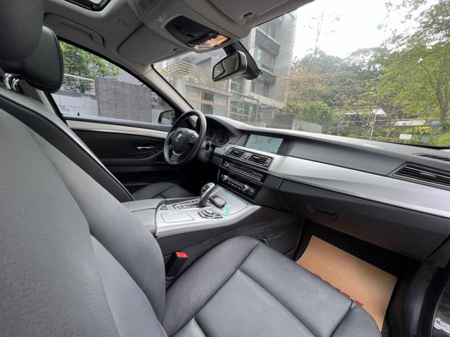 528i 旅行車 頭批3.0 電動以電動方向盤 IKEY  導航快撥  第14張相片