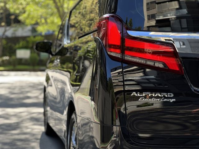 Alphard 2.5油電 低調黑 高雅米 車內舒適的氛圍活力  第2張相片