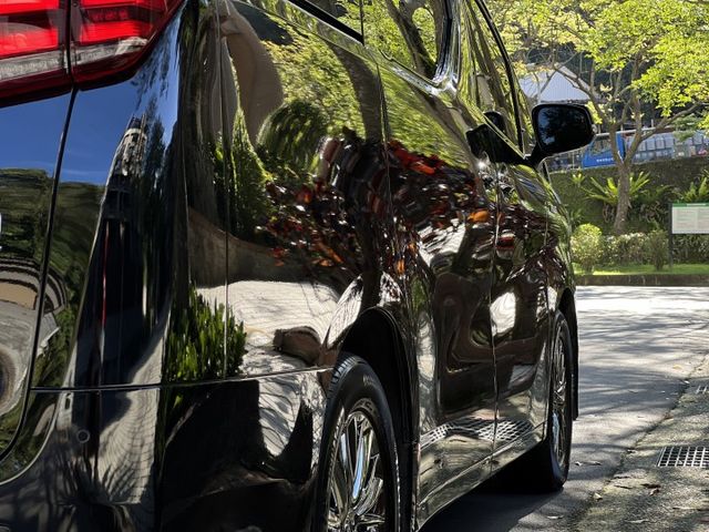 Alphard 2.5油電 低調黑 高雅米 車內舒適的氛圍活力  第3張相片
