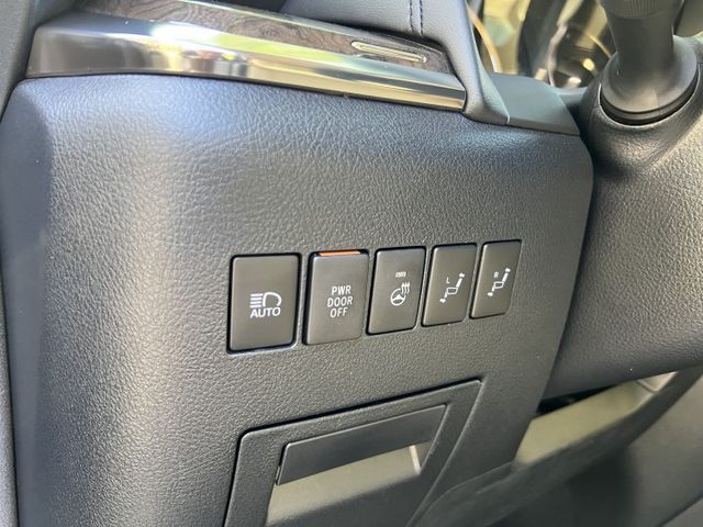 Alphard 2.5油電 低調黑 高雅米 車內舒適的氛圍活力  第8張相片