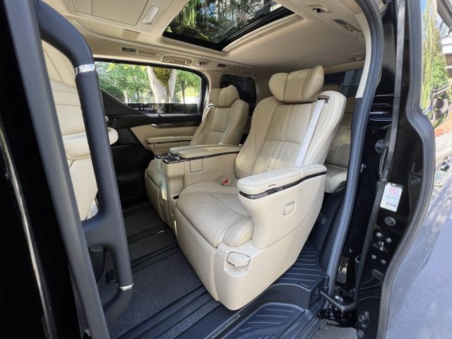 Alphard 2.5油電 低調黑 高雅米 車內舒適的氛圍活力  第9張相片