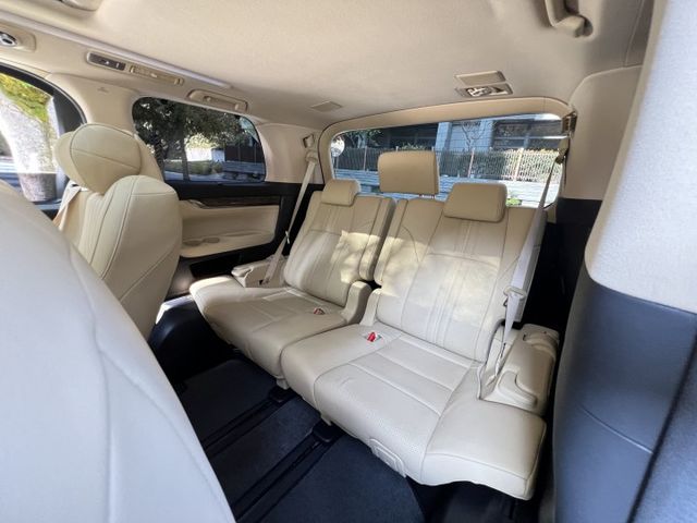 Alphard 2.5油電 低調黑 高雅米 車內舒適的氛圍活力  第10張相片