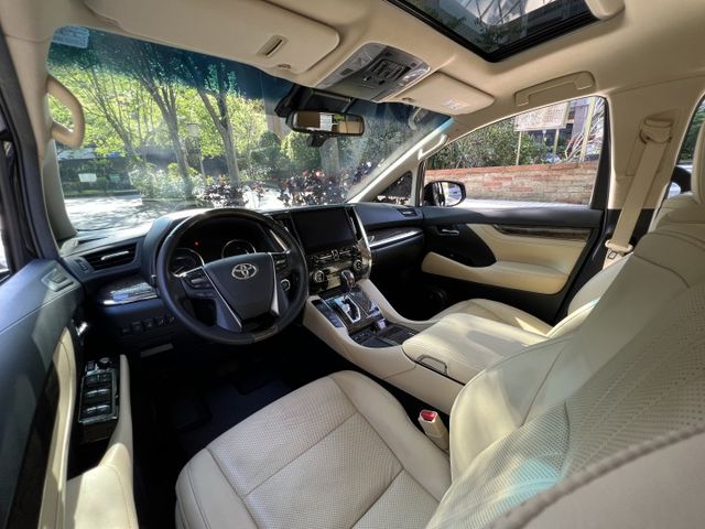 Alphard 2.5油電 低調黑 高雅米 車內舒適的氛圍活力  第12張相片