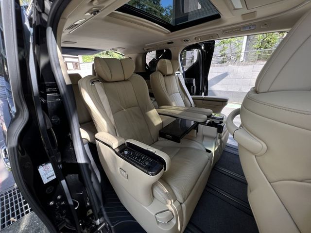 Alphard 2.5油電 低調黑 高雅米 車內舒適的氛圍活力  第14張相片