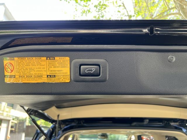 Alphard 2.5油電 低調黑 高雅米 車內舒適的氛圍活力  第16張相片