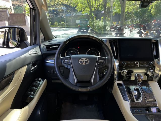 Alphard 2.5油電 低調黑 高雅米 車內舒適的氛圍活力  第18張相片