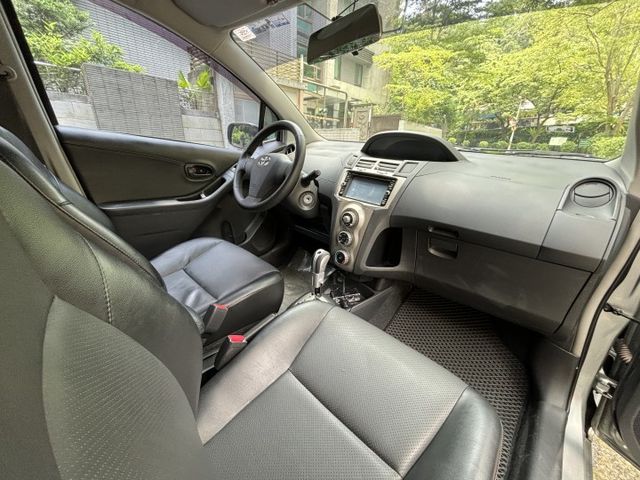 Yaris 經典小鴨 代步車 好保養 省稅金 6/4分離座椅  第9張相片