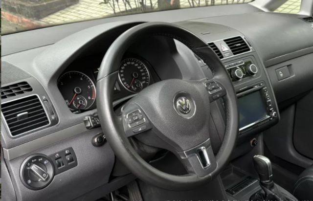Touran 1.6 TDI 七人座 全景 倒車顯影 自動大燈 胎壓  第6張相片