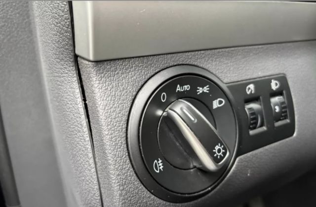 Touran 1.6 TDI 七人座 全景 倒車顯影 自動大燈 胎壓  第8張相片