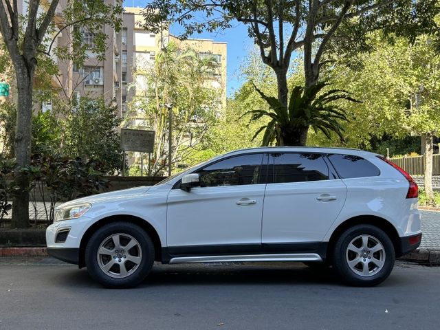 白色 T5 恆溫 盲點 後座出風口 兒童增高墊 電尾門 ABS 輪胎新  第2張相片