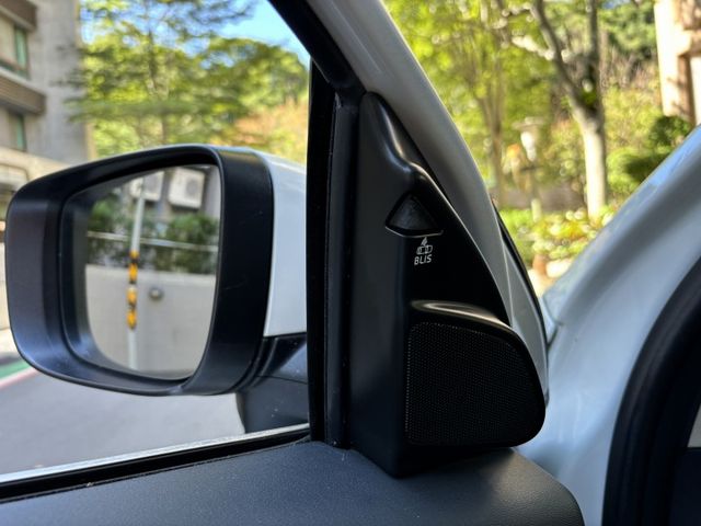 白色 T5 恆溫 盲點 後座出風口 兒童增高墊 電尾門 ABS 輪胎新  第7張相片