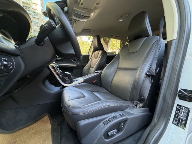 白色 T5 恆溫 盲點 後座出風口 兒童增高墊 電尾門 ABS 輪胎新  第9張相片