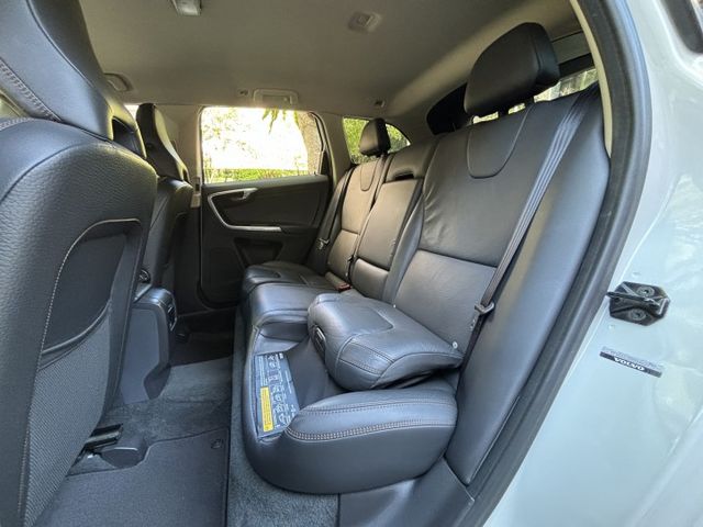 白色 T5 恆溫 盲點 後座出風口 兒童增高墊 電尾門 ABS 輪胎新  第10張相片