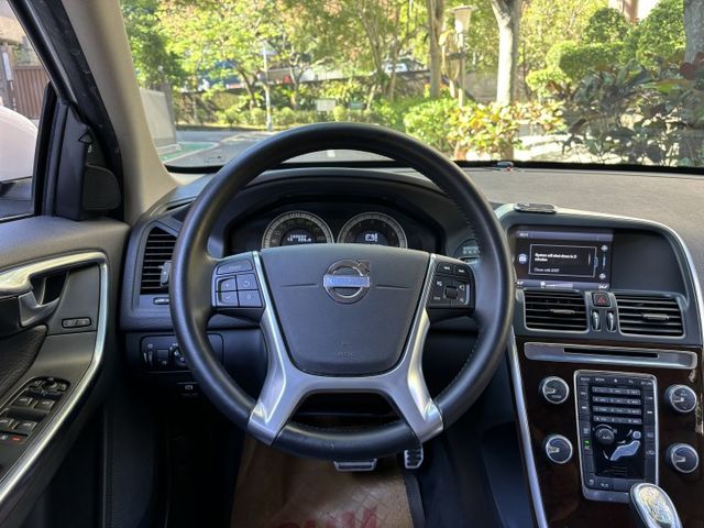 白色 T5 恆溫 盲點 後座出風口 兒童增高墊 電尾門 ABS 輪胎新  第12張相片