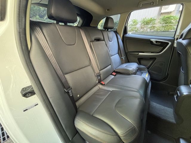 白色 T5 恆溫 盲點 後座出風口 兒童增高墊 電尾門 ABS 輪胎新  第16張相片