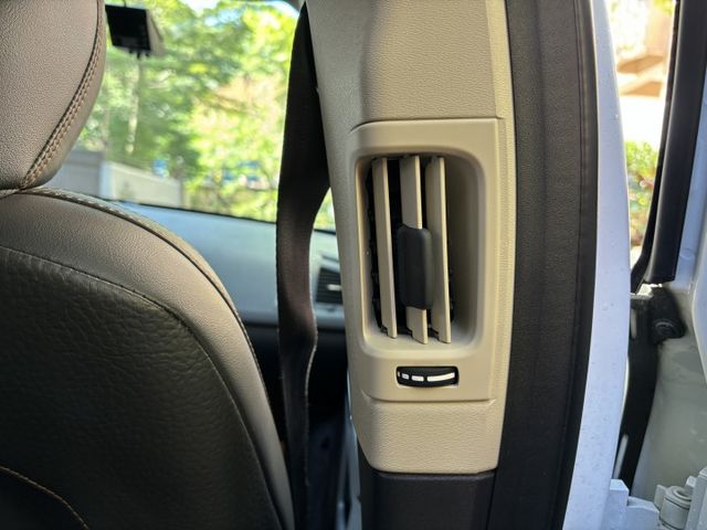 白色 T5 恆溫 盲點 後座出風口 兒童增高墊 電尾門 ABS 輪胎新  第17張相片