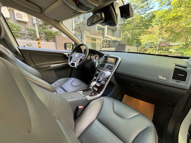 白色 T5 恆溫 盲點 後座出風口 兒童增高墊 電尾門 ABS 輪胎新  第19張相片