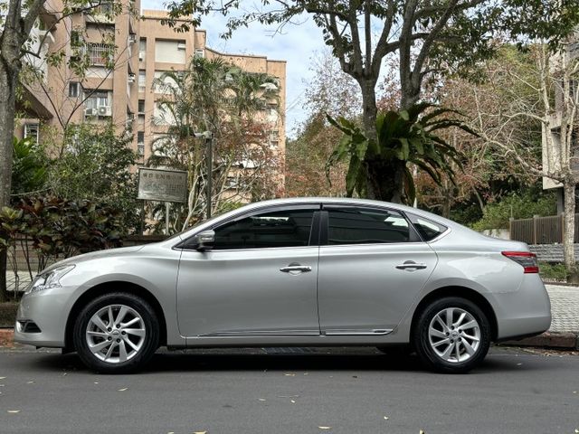 『實車實價』Sentra 1.8 ikey 定速 胎壓 自動大燈 恆溫 跑少  第2張相片