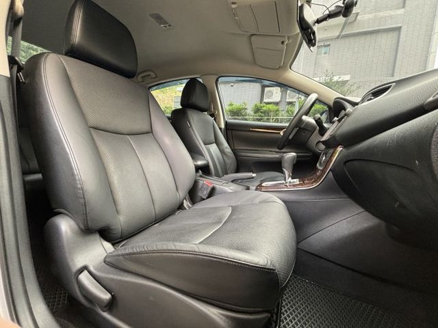 『實車實價』Sentra 1.8 ikey 定速 胎壓 自動大燈 恆溫 跑少  第12張相片