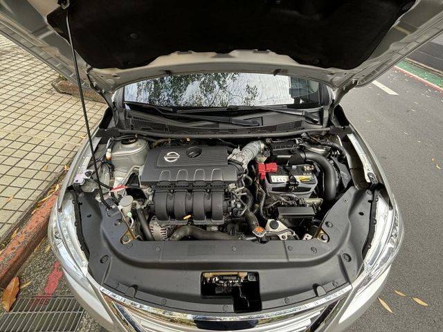 『實車實價』Sentra 1.8 ikey 定速 胎壓 自動大燈 恆溫 跑少  第18張相片