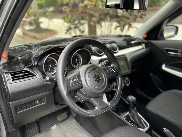 『實車實價』Swift 1.0T 雙色車頂 Ikey 盲點 倒車顯影 前車距雷達  第8張相片