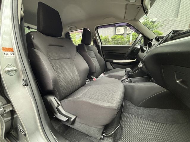 『實車實價』Swift 1.0T 雙色車頂 Ikey 盲點 倒車顯影 前車距雷達  第13張相片