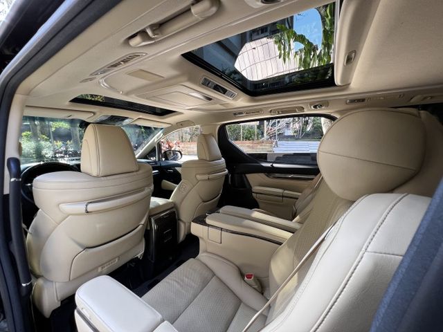 Alphard 2.5油電 低調黑 高雅米 車內舒適的氛圍活力  第17張相片