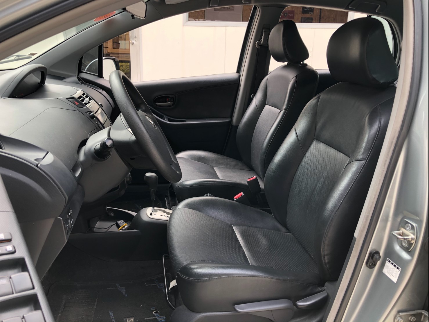 2011 Yaris G版／頂級／一手女用車／認證車／有保固／里程保證／實車實價保證！  第4張相片
