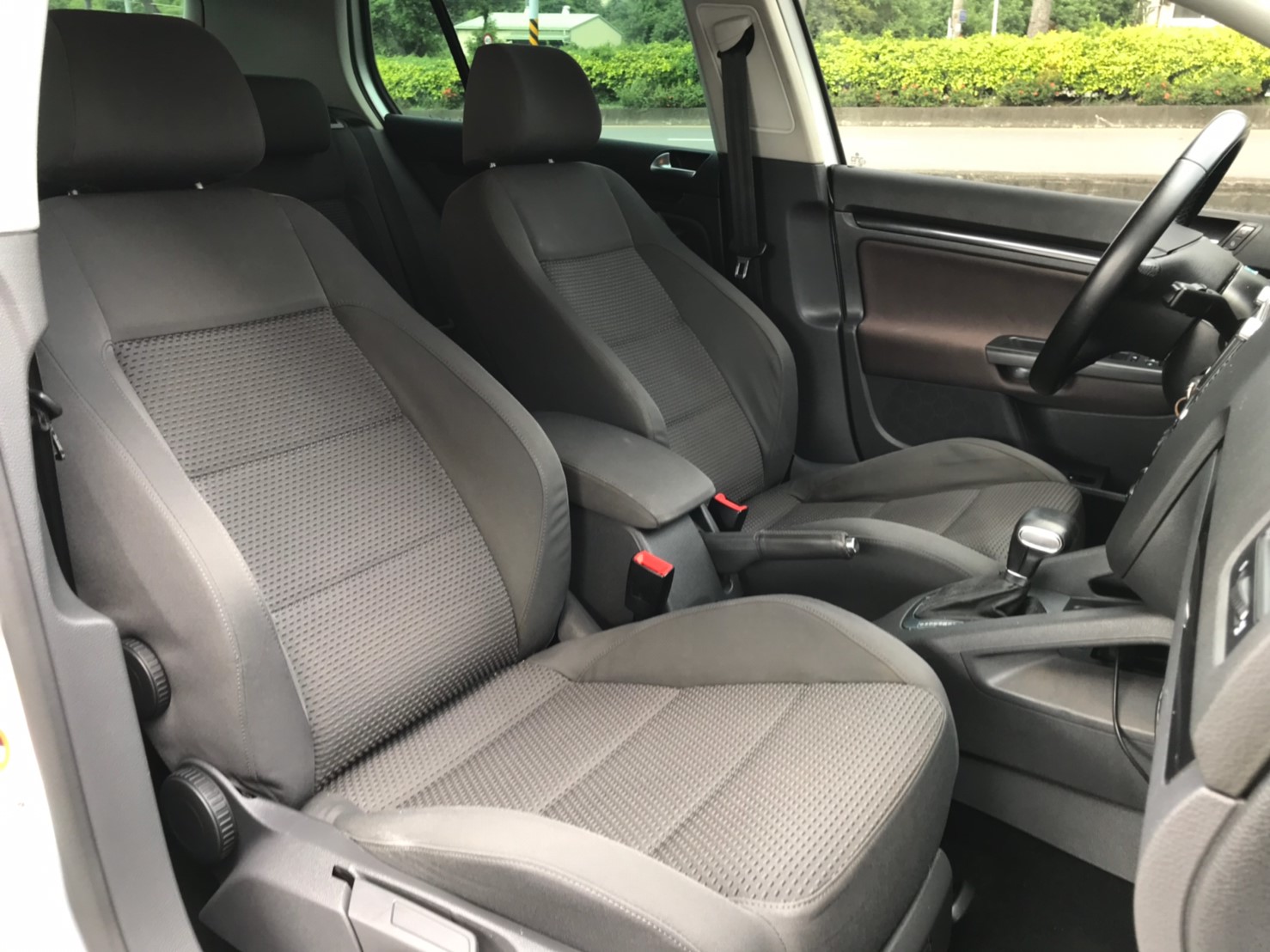 2008 Golf Tsi 1.4／認證車／里程少跑14萬／渦輪雙增壓／10顆安全氣囊  第12張相片