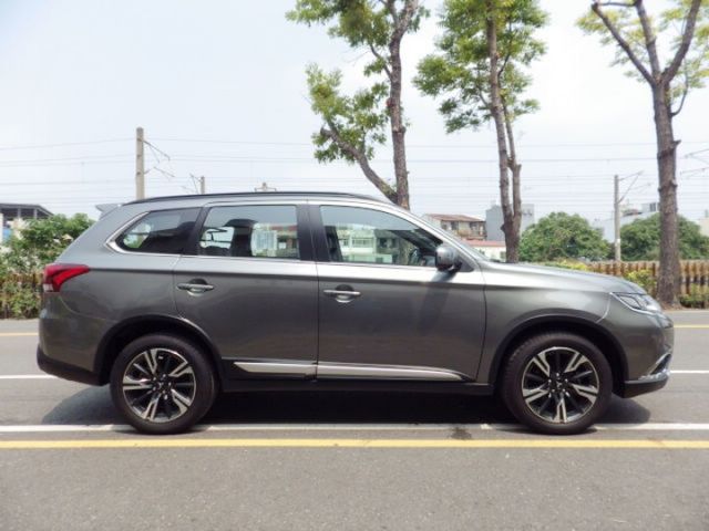 全新展示車 S-AWC旗艦型 4WD  LED頭燈 數位儀表板 ACC 車道偏移 主動煞車 盲點 電動椅 電尾門  第3張相片