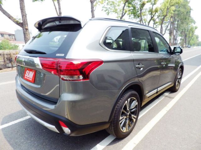全新展示車 S-AWC旗艦型 4WD  LED頭燈 數位儀表板 ACC 車道偏移 主動煞車 盲點 電動椅 電尾門  第4張相片